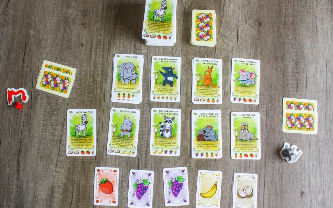 Tafel vol speelkaarten van het spel Fabelfruit