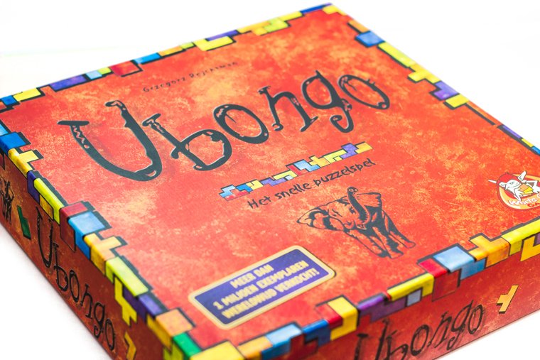 De doos van het spel Ubongo