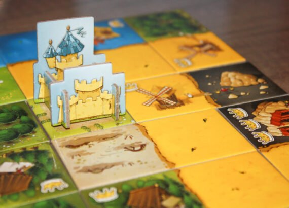 Een kasteel met landtegels in het spel KingDomino